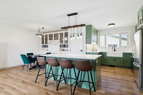 4604 Fordham Crescent Se, Calgary, AB - Indoor Photo Showing Kitchen With Upgraded Kitchen