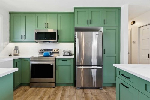 4604 Fordham Crescent Se, Calgary, AB - Indoor Photo Showing Kitchen With Upgraded Kitchen