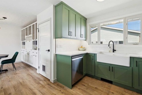 4604 Fordham Crescent Se, Calgary, AB - Indoor Photo Showing Kitchen