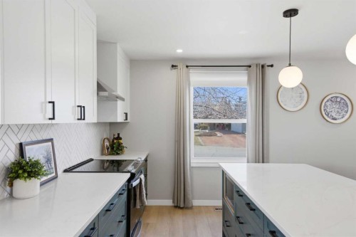 559 Deerpath Court Se, Calgary, AB - Indoor Photo Showing Kitchen