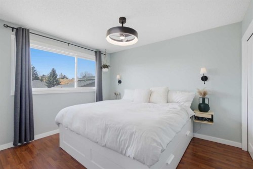 559 Deerpath Court Se, Calgary, AB - Indoor Photo Showing Bedroom