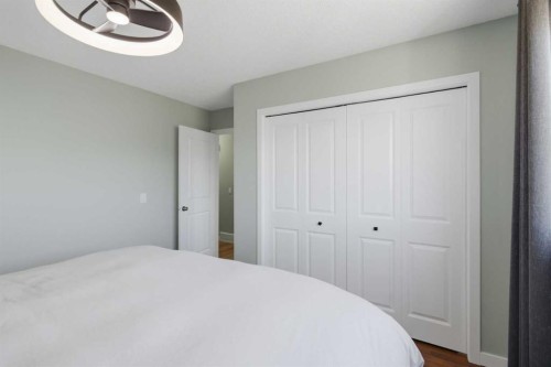 559 Deerpath Court Se, Calgary, AB - Indoor Photo Showing Bedroom