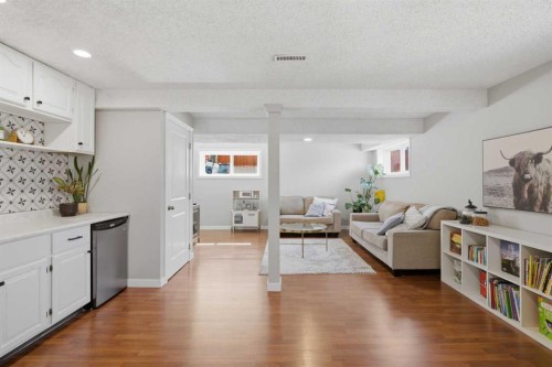 559 Deerpath Court Se, Calgary, AB - Indoor Photo Showing Living Room