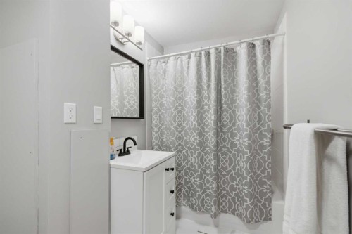 559 Deerpath Court Se, Calgary, AB - Indoor Photo Showing Bathroom