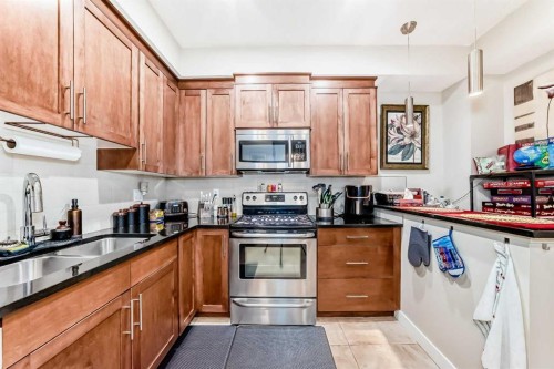 210-1005A Westmount Drive, Strathmore, AB - Indoor Photo Showing Kitchen With Stainless Steel Kitchen With Double Sink