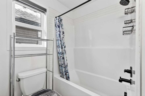 41 Copperhead Road Se, Calgary, AB - Indoor Photo Showing Bathroom