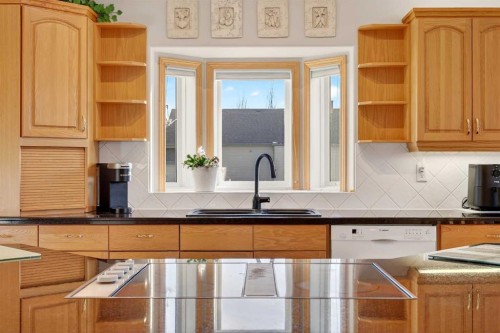 328 Parkview Estates, Strathmore, AB - Indoor Photo Showing Kitchen With Double Sink