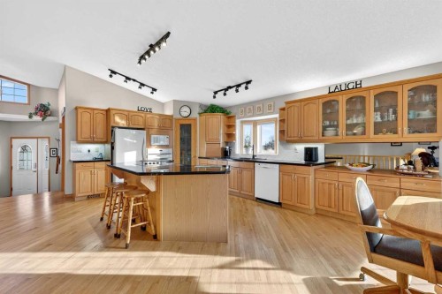 328 Parkview Estates, Strathmore, AB - Indoor Photo Showing Kitchen