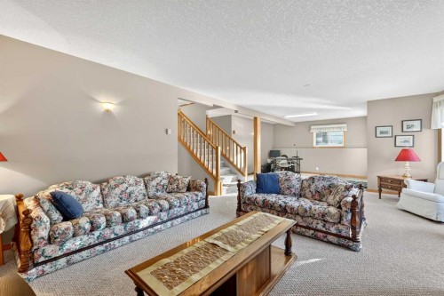 328 Parkview Estates, Strathmore, AB - Indoor Photo Showing Living Room