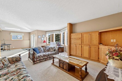 328 Parkview Estates, Strathmore, AB - Indoor Photo Showing Living Room