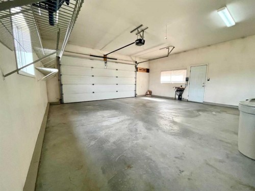 328 Parkview Estates, Strathmore, AB - Indoor Photo Showing Garage