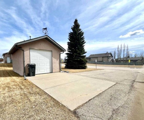 328 Parkview Estates, Strathmore, AB - Outdoor