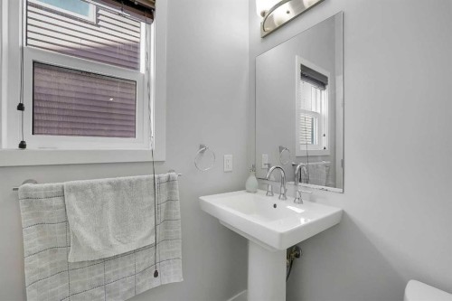 216 Carringvue Manor Nw, Calgary, AB - Indoor Photo Showing Bathroom