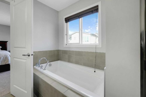 216 Carringvue Manor Nw, Calgary, AB - Indoor Photo Showing Bathroom