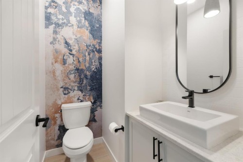 29 Cranbrook Park Se, Calgary, AB - Indoor Photo Showing Bathroom
