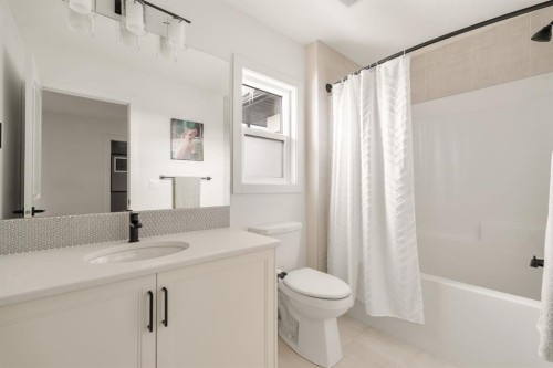 29 Cranbrook Park Se, Calgary, AB - Indoor Photo Showing Bathroom
