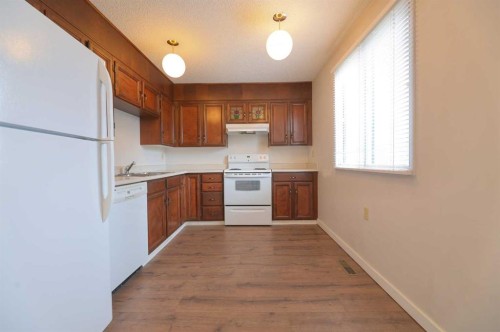 6501 Coach Hill Road Sw, Calgary, AB - Indoor Photo Showing Kitchen