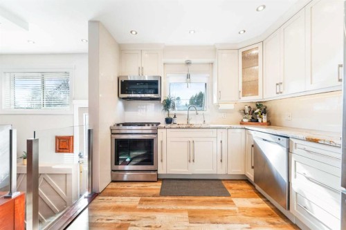 6 Grove Hill Place Sw, Calgary, AB - Indoor Photo Showing Kitchen With Upgraded Kitchen
