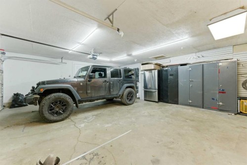 6 Grove Hill Place Sw, Calgary, AB - Indoor Photo Showing Garage