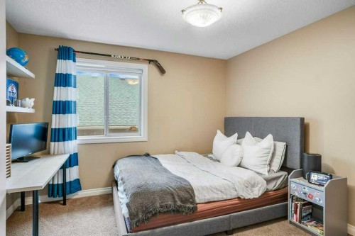 127 Hillcrest Boulevard, Strathmore, AB - Indoor Photo Showing Bedroom