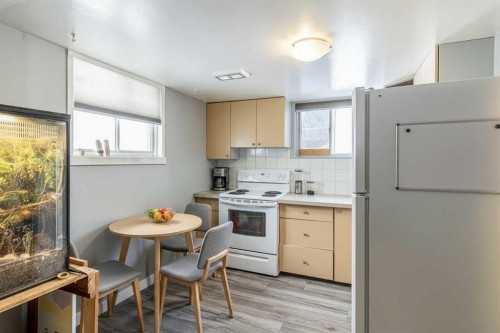 3423 1 Street Ne, Calgary, AB - Indoor Photo Showing Kitchen