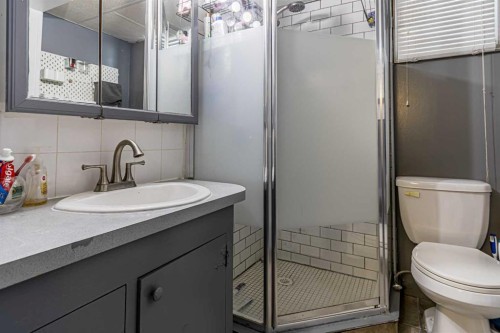 3423 1 Street Ne, Calgary, AB - Indoor Photo Showing Bathroom
