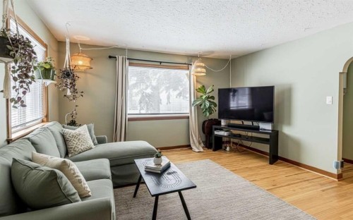3423 1 Street Ne, Calgary, AB - Indoor Photo Showing Living Room