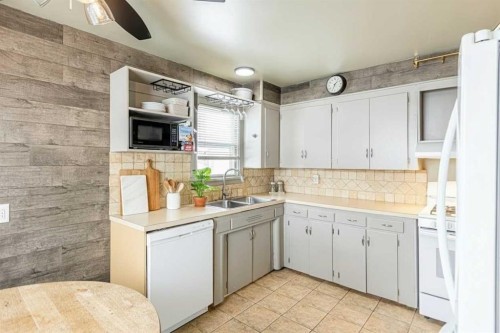 3423 1 Street Ne, Calgary, AB - Indoor Photo Showing Kitchen With Double Sink