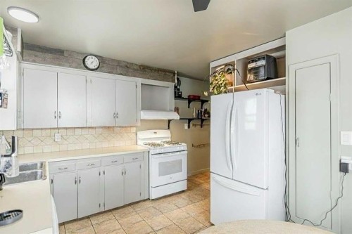 3423 1 Street Ne, Calgary, AB - Indoor Photo Showing Kitchen