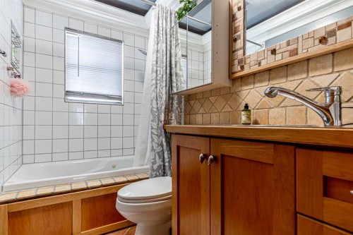 3423 1 Street Ne, Calgary, AB - Indoor Photo Showing Bathroom