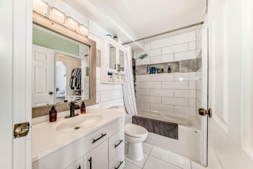 45 Hidden Hills Way Nw, Calgary, AB - Indoor Photo Showing Bathroom