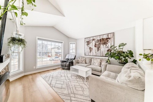 45 Hidden Hills Way Nw, Calgary, AB - Indoor Photo Showing Living Room