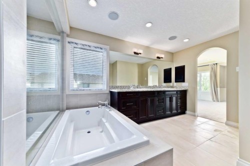 60 Elmont Rise Sw, Calgary, AB - Indoor Photo Showing Bathroom