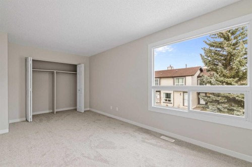 32 Deerpoint Road Se, Calgary, AB - Indoor Photo Showing Other Room