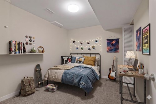 32 Deerpoint Road Se, Calgary, AB - Indoor Photo Showing Bedroom