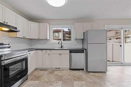 32 Deerpoint Road Se, Calgary, AB - Indoor Photo Showing Kitchen