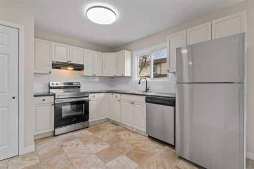 32 Deerpoint Road Se, Calgary, AB - Indoor Photo Showing Kitchen With Stainless Steel Kitchen