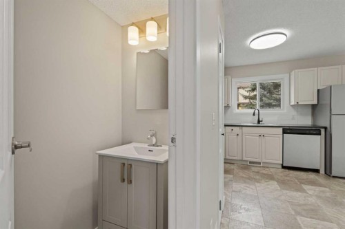 32 Deerpoint Road Se, Calgary, AB - Indoor Photo Showing Kitchen