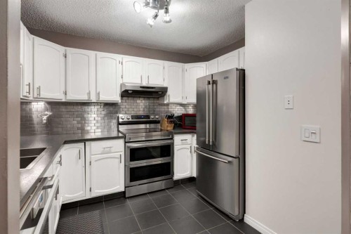 4 Cedarbrook Way Sw, Calgary, AB - Indoor Photo Showing Kitchen