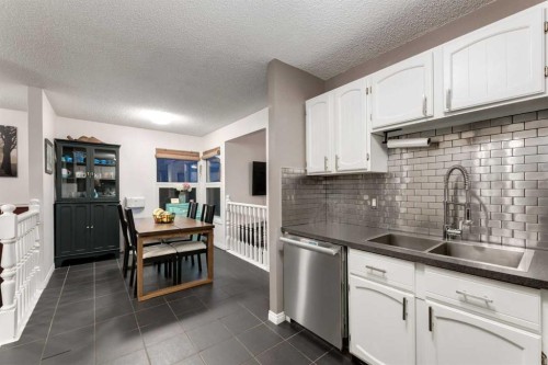 4 Cedarbrook Way Sw, Calgary, AB - Indoor Photo Showing Kitchen