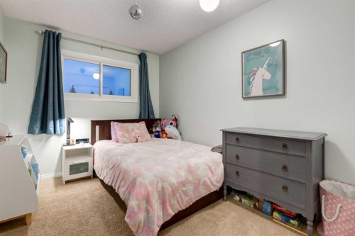 4 Cedarbrook Way Sw, Calgary, AB - Indoor Photo Showing Bedroom