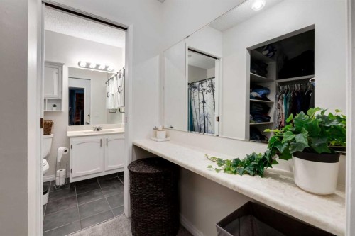 4 Cedarbrook Way Sw, Calgary, AB - Indoor Photo Showing Bathroom