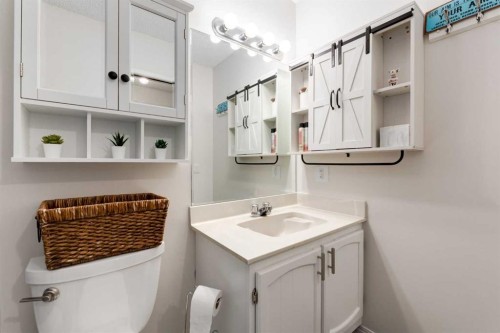 4 Cedarbrook Way Sw, Calgary, AB - Indoor Photo Showing Bathroom