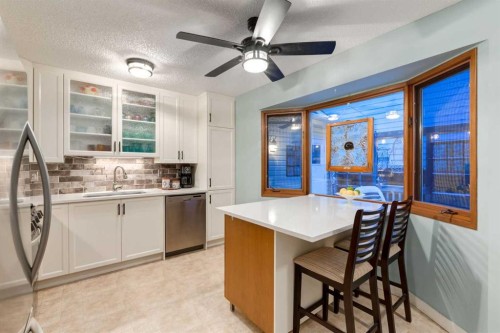 8 Deerwood Road Se, Calgary, AB - Indoor Photo Showing Kitchen