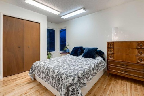 8 Deerwood Road Se, Calgary, AB - Indoor Photo Showing Bedroom