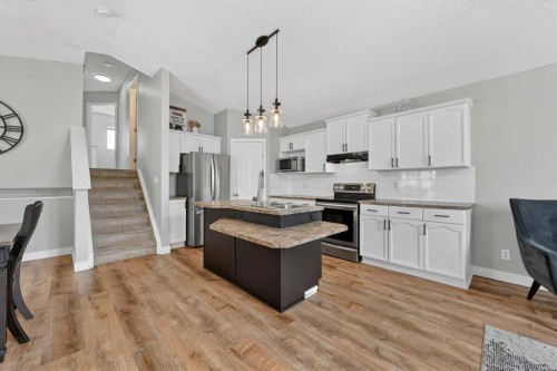 189 Copperfield Gardens Se, Calgary, AB - Indoor Photo Showing Kitchen
