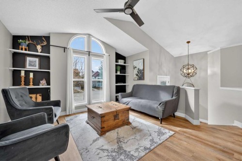 189 Copperfield Gardens Se, Calgary, AB - Indoor Photo Showing Living Room