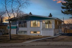 55 Dalton Bay NW Calgary, AB T3A 1H7