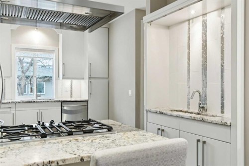 2231 26 Avenue Sw, Calgary, AB - Indoor Photo Showing Kitchen