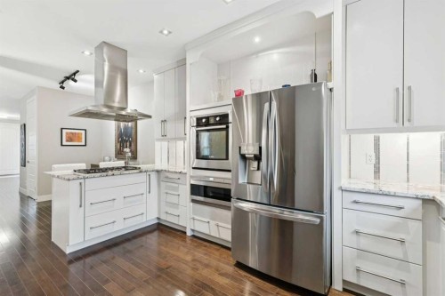 2231 26 Avenue Sw, Calgary, AB - Indoor Photo Showing Kitchen With Stainless Steel Kitchen With Upgraded Kitchen